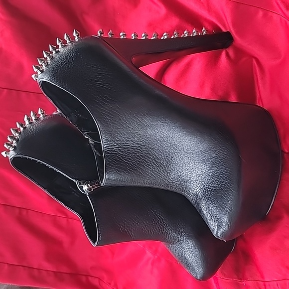 Steve Madden Shoes - STEVE MADDEN SLICEE 9M platform stiletto black leather spikes bootie punk